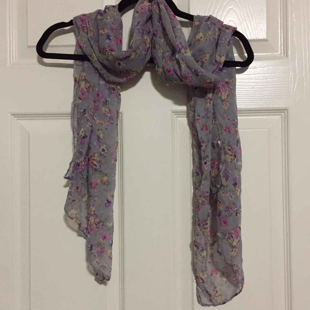 🦋 Floral scarf in good condition